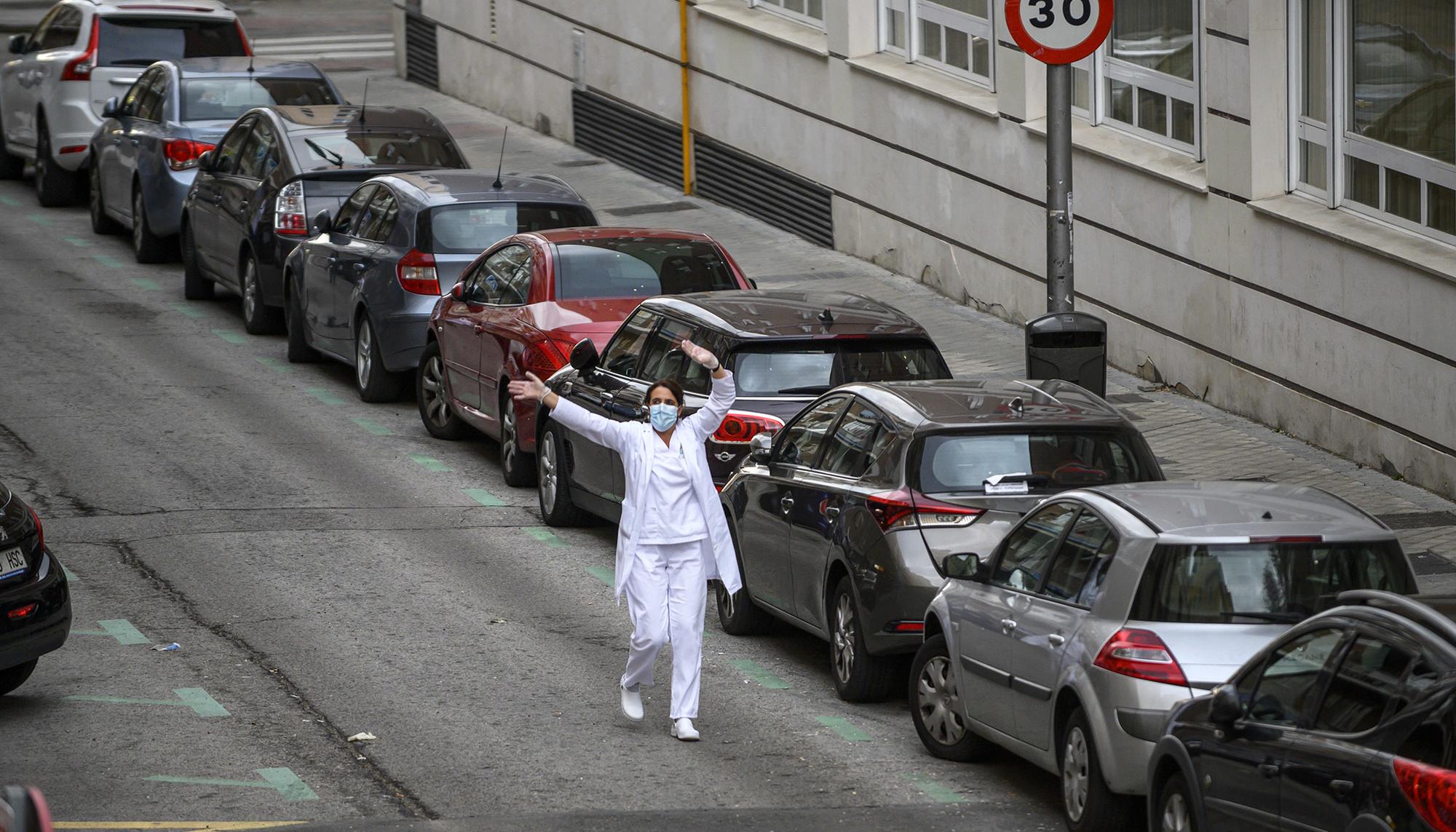 Trabajadora de residencia anima a los vecinos